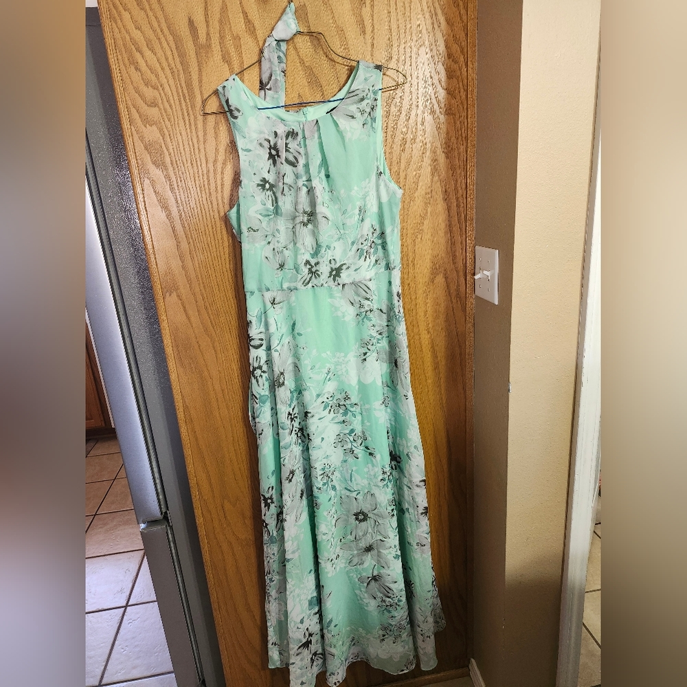 R & K sleeveless dress
